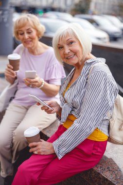 Arkadaşlar yürüyüşten sonra dinleniyorlar.