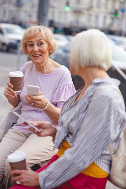 Fikrini bir arkadaşıyla paylaşan bir kadın.