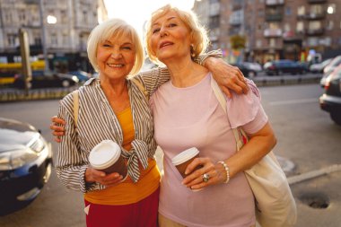 Dostlar sokakta karşılaştığımıza seviniyor.