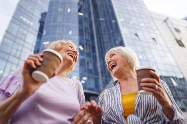 Mutlu arkadaşlar alışverişten sonra kahve içerler.