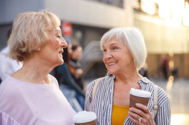 Eski dostlar kalp kalbe konuşuyor.