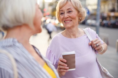Bir kadın arkadaşına veda ediyor.