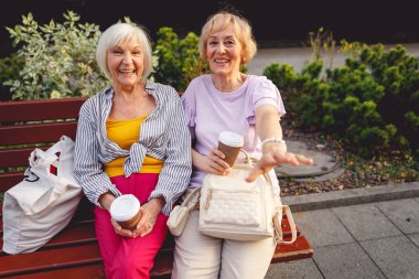 İki kadın dışarıda diğer arkadaşlarıyla görüşüyor.