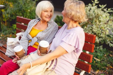 Arkadaşlar geçmişlerindeki komik maceraları hatırlıyorlar.