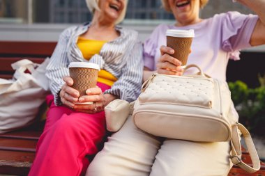 Arkadaşına tatilinden komik bir hikaye anlatan bir kadın.