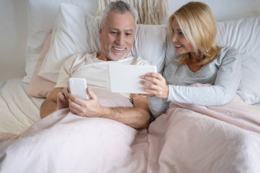 Yatak odasındaki stok fotoğrafında online alışveriş yapıyor.