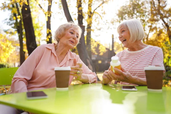 Neşeli kadınlar toplantılarında eğleniyorlar.