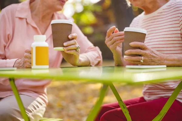 Sabah eski dostlarla buluşacağım.