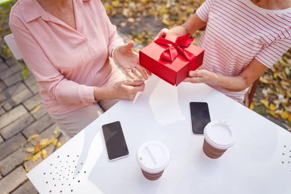 Жінка дарує подарунок на день народження своєму другові — стокове фото