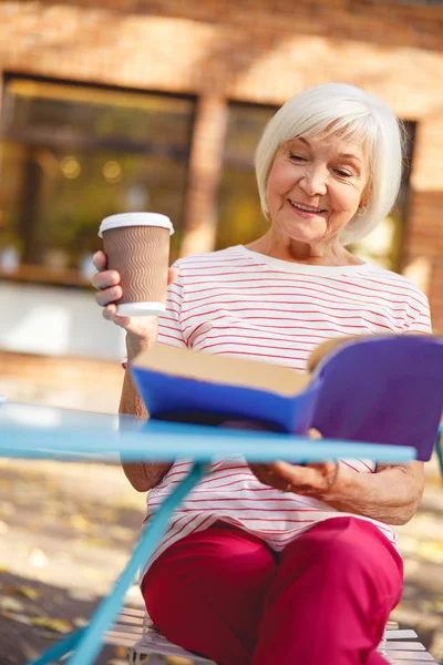 Glückliche alte Dame wartet auf ihren Freund — Stockfoto