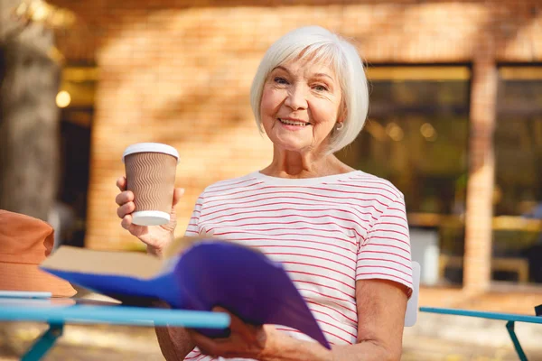 Bella donna che va a bere una tazza di caffè — Foto Stock