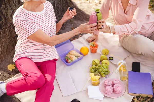 Eski dostlar birlikte iyi vakit geçiriyorlar.