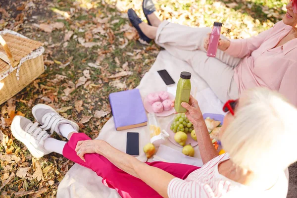 Eski dostlar birbirleri ile hikayelerini paylaşırlar.