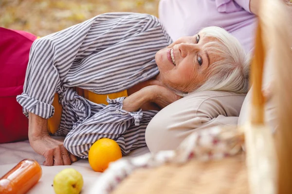 Gelukkig vrouw brengen ochtend met haar beste vriend — Stockfoto