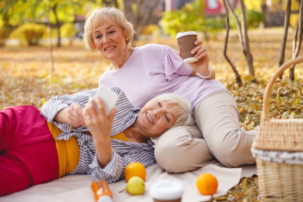 Eski dostlar izin günlerinin tadını çıkarıyorlar.