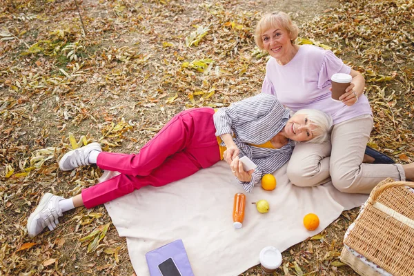 Két nyugdíjas hölgy élvezi a szabadidejét. — Stock Fotó