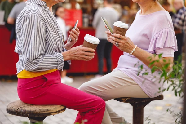 Dos amigos tomando su café de la mañana afuera —  Fotos de Stock