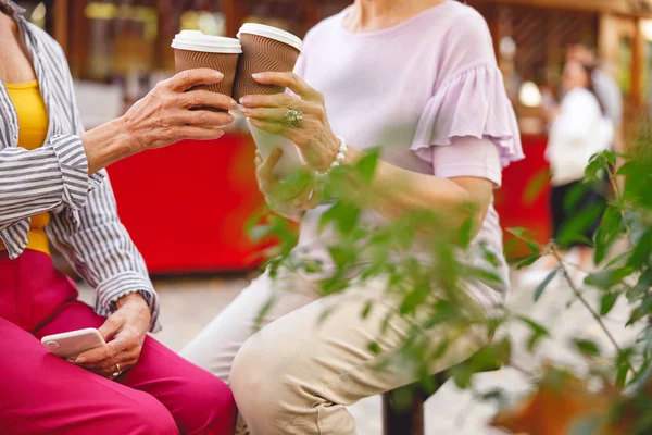 Oude vrienden eindelijk ontmoeten na een lange pauze — Stockfoto