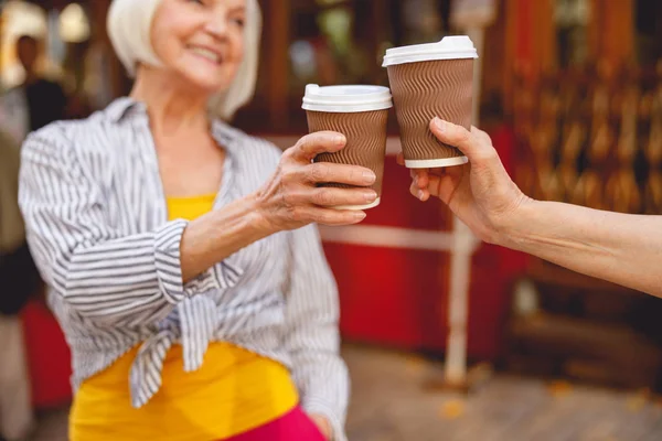 Η γυναίκα είναι ευτυχισμένη πίνοντας καφέ με τον φίλο της. — Φωτογραφία Αρχείου