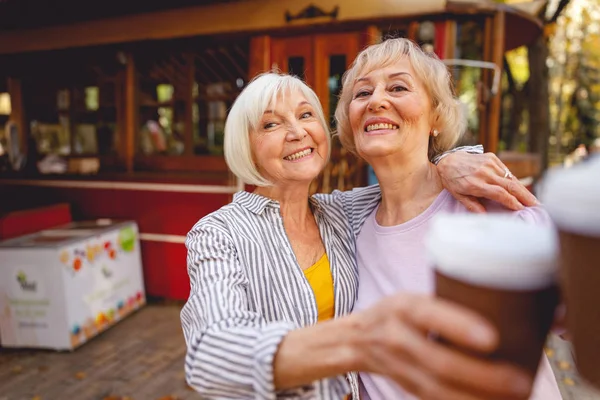 Neşeli eski dostlar sabah toplantılarının keyfini çıkarıyorlar.