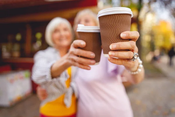 Vrolijke dames ontmoeten elkaar in de ochtend — Stockfoto