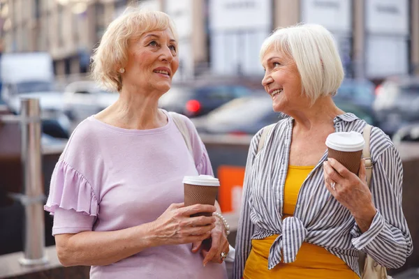 Kadın arkadaşına düşüncelerini anlatıyor.