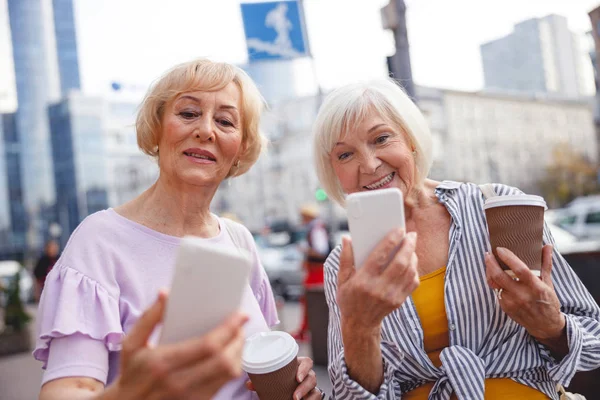 Szczęśliwe kobiety robiące selfie stojące na ulicy — Zdjęcie stockowe