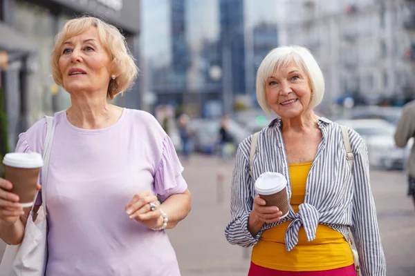 Sokakta yürüyen mutlu eski dostlar