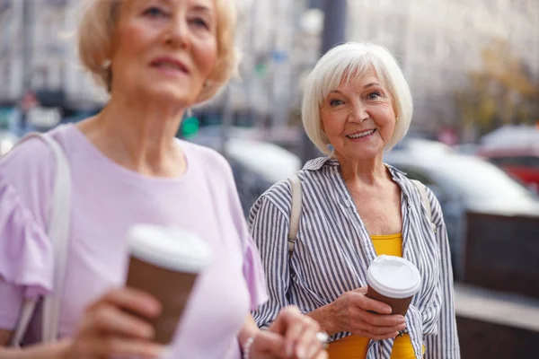 Eski dostlar şehir merkezinde yürüyüşün tadını çıkarıyorlar.