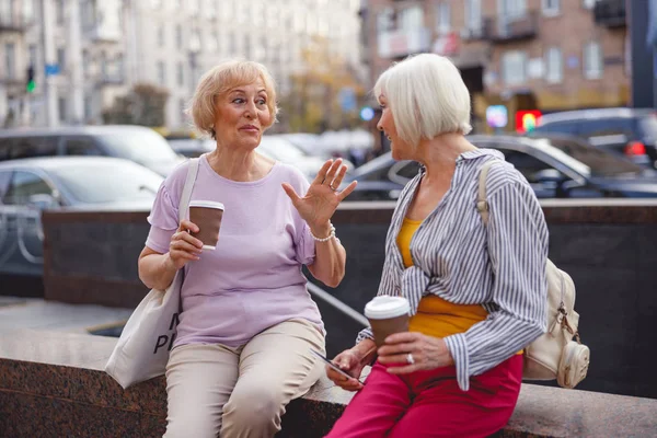 Mulher contando a sua amiga uma história hilariante — Fotografia de Stock