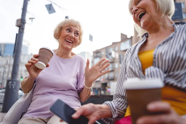 Neşeli eski dostlar gençliklerini birlikte hatırlıyorlar.