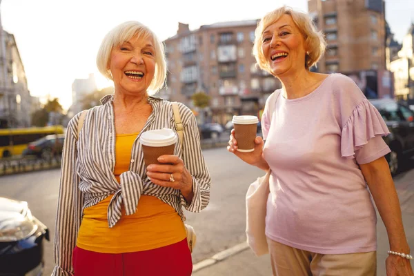 Arkadaşlar birlikte yürüyüşe çıkmaktan mutlu olurlar.