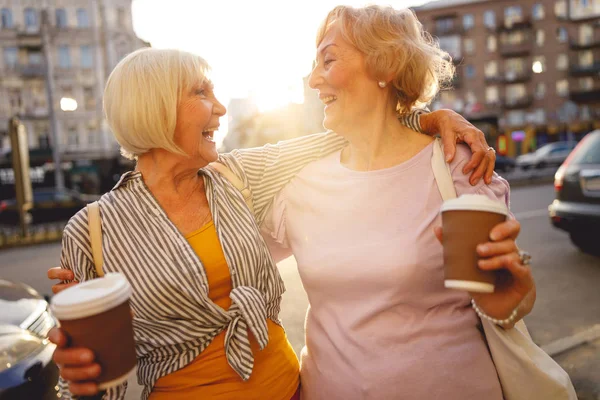 İki arkadaş akşam yürüyüşünün tadını çıkarıyor.