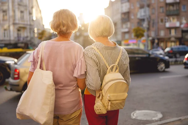 Freunde schauen sich die Autos auf der Straße an — Stockfoto