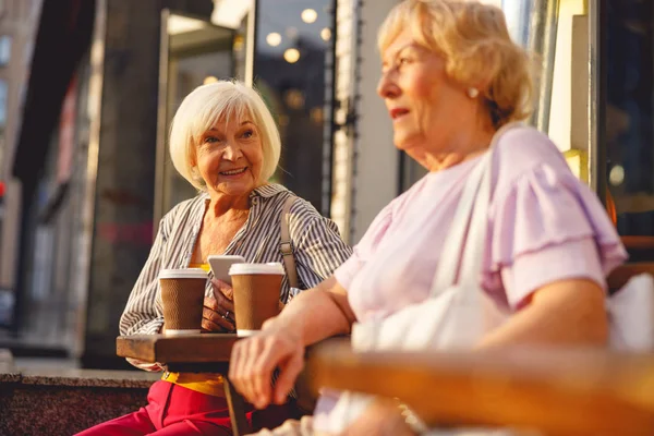 Amici che passano la serata al caffè di strada — Foto Stock