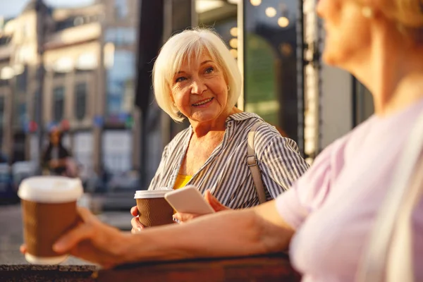 Dos damas pasando la noche fuera de la cafetería — Foto de Stock