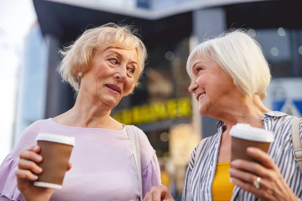 Lindas senhoras tomando seu café durante o passeio — Fotografia de Stock