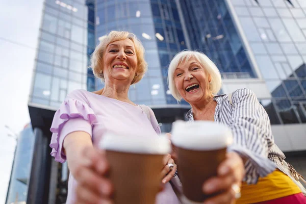 Mulheres felizes desfrutando de seu café depois de fazer compras — Fotografia de Stock