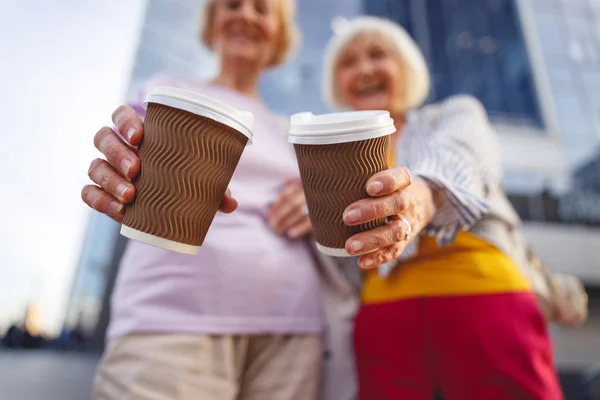 Gelukkige vrouwen genieten van hun koffie op de wandeling — Stockfoto