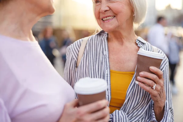Alışverişle ilgili izlenimlerini bir arkadaşıyla paylaşan bir kadın.