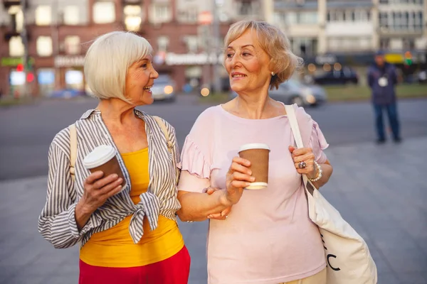 Bastante ancianas paseando juntas —  Fotos de Stock