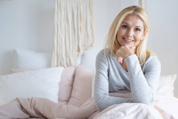 Уверенная улыбающаяся женщина на утреннем фото
