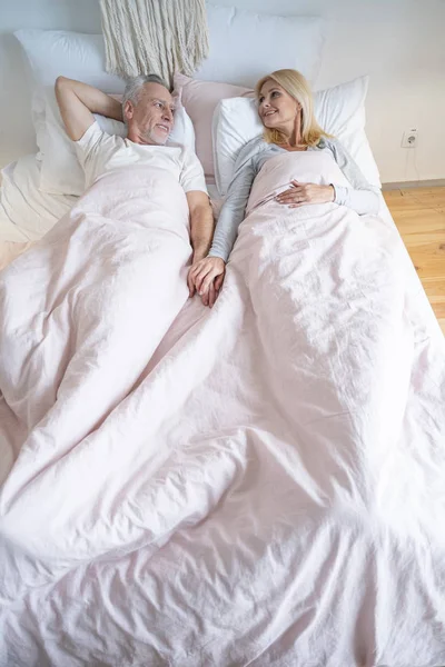 Lazy matin au lit ensemble stock photo — Photo