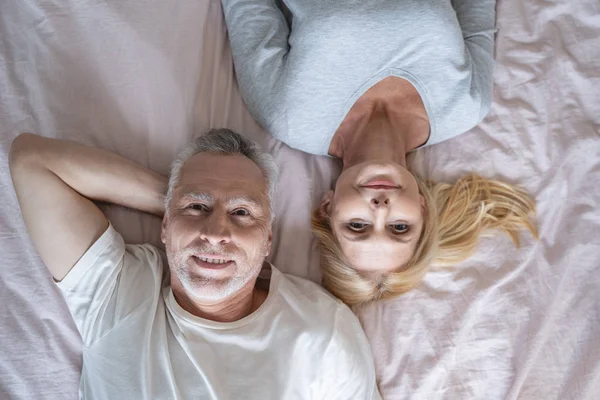 Hombre y mujer en la cama juntos foto de stock — Foto de Stock