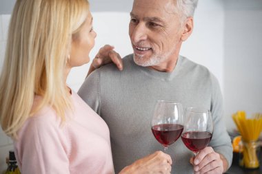 Romantik akşam fotoğrafı için kırmızı şarap.