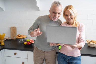 Mutlu çift internetteki stok fotoğraflarıyla eğleniyor.