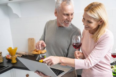 Alet ekranındaki fotoğrafa bakıp gülüyorum.