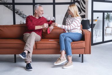 Stok fotoğraflarında kartlar ve kırmızı şarap var.