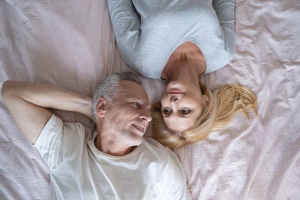 Mintiendo cara a cara con la mujer amada foto de stock — Foto de Stock