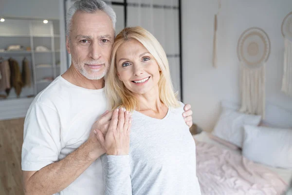 Känns bra med älskad person hemma stockfoto — Stockfoto